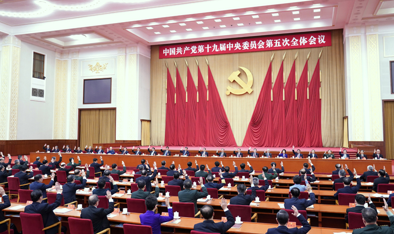 中國共產(chǎn)黨第十九屆中央委員會(huì)第五次全體會(huì)議，于2020年10月26日至29日在北京舉行。中央政治局主持會(huì)議。新華社記者 殷博古 攝
